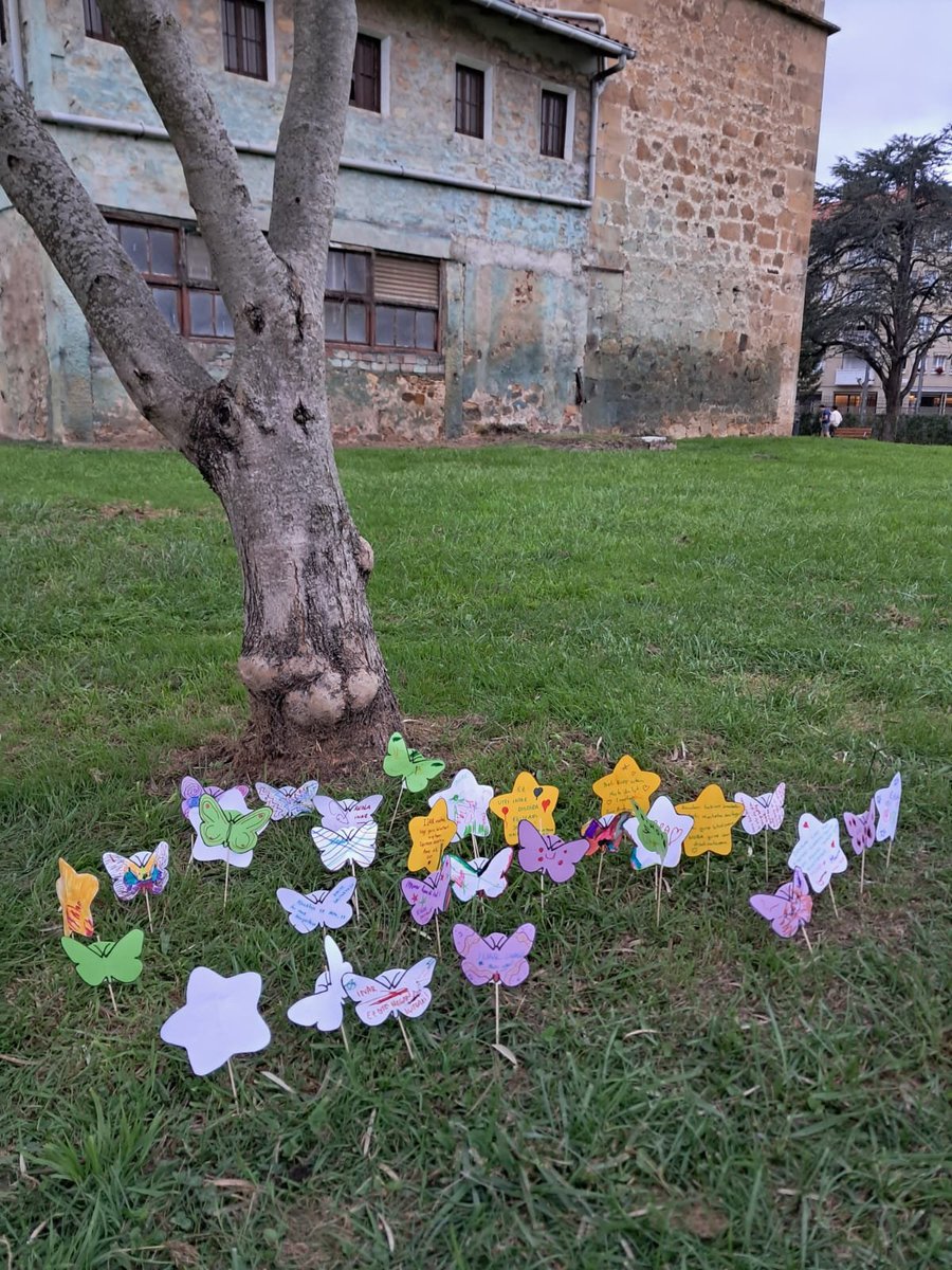 Atzo Dolu Perinatalaren nazioarteko eguna izan zen. Hori dela eta, Zarauzko kiroldegia kolore morearekin piztu zuen Udalak. 

Halaber, ekitaldi xume bat egin genuen Amalur Parkean. Aurten Esku Hutsik elkartearekin batera. 

#diamundialdelamuerteperinatal