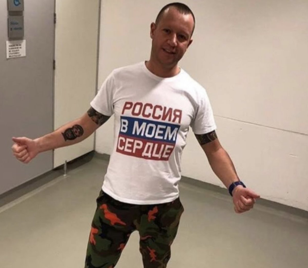 1/3 Хто напав на україномовну родину у Швейцарії? Деанон 

42-річний Александрс Вабікс (Aleksandrs Vabiks) — ймовірно той чоловік, який напав на українську родину в Цюріху. 

Торік Вабікс публікував фото у футболці з написом "россия в моем сердце". На руці має татуювання у