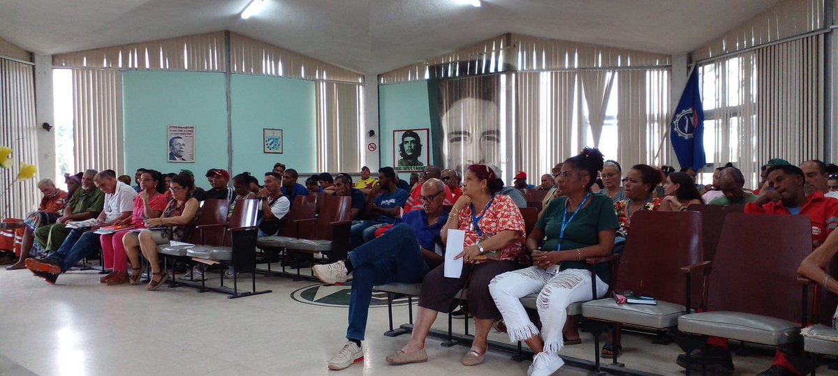 #Ahora tiene lugar la Reunión de Análisis del Anteproyecto del #CódigoDeTrabajoCuba en este colectivo petrolero que, al igual que en toda Cuba, socializa, se hace escuchar, y decide por un #CódigoLaboral pensado, dirigido al trabajador, a sus derechos.
