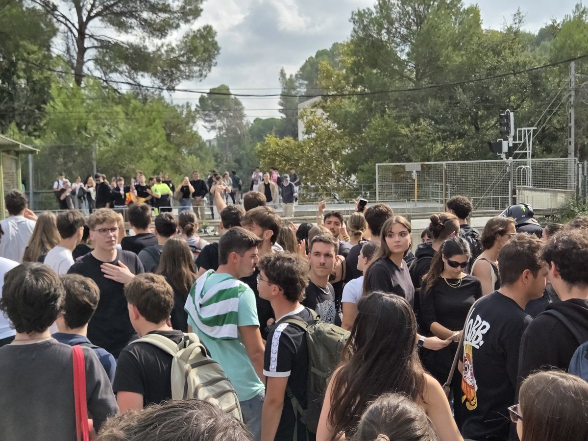 Davant d'una salutació nazi, els mossos l'acompanyen amablement, com si fossin amics, cap a fora! La premsa crida: te una arma blanca (ganivet) i tampoc el detenen! 
🗣 Al mateix moment reparteixen empentes i cops a l'estudiantat antifeixista independentista!
👎 Aquesta és la