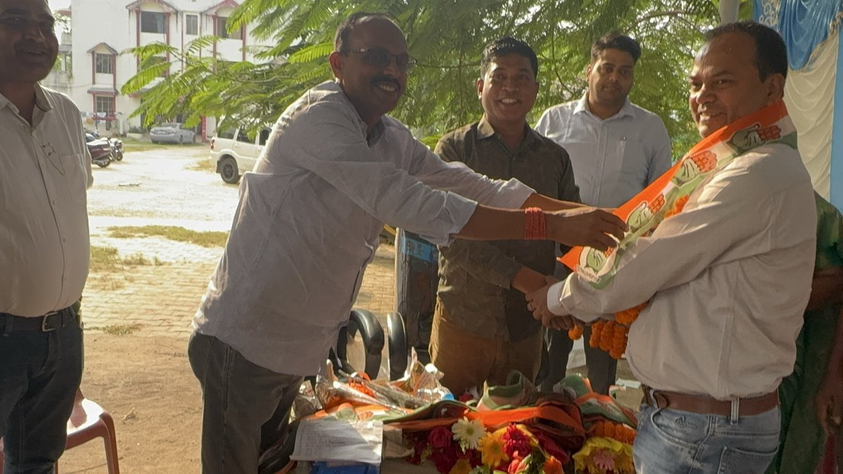 आज भाजपा व झापा छोड़कर कांग्रेस परिवार से जुड़ने वाले सभी साथियों ने यह साबित कर दिया है कि युवा अब अवसरवाद नहीं, सेवा और संवेदना की राजनीति चाहते हैं। आपका स्वागत है उस विचार में, जो देश को जोड़ता है, तोड़ता नहीं। 

#CongressForChange #YouthPower #Simdega