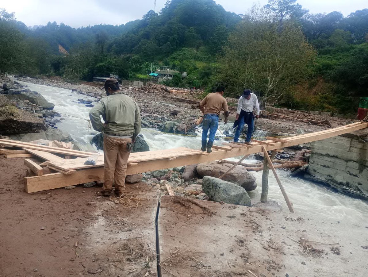PoderNoticiaPue's tweet image. 🚧 #Entérate Habitantes de Tlalcoyunga, comunidad perteneciente al municipio de Huauchinango, Puebla, iniciaron labores de reconstrucción y rehabilitación de caminos, liberando el acceso a la zona tras los daños ocasionados por las recientes lluvias. 🌧️🤝
@Gob_Puebla @PCGobPue…