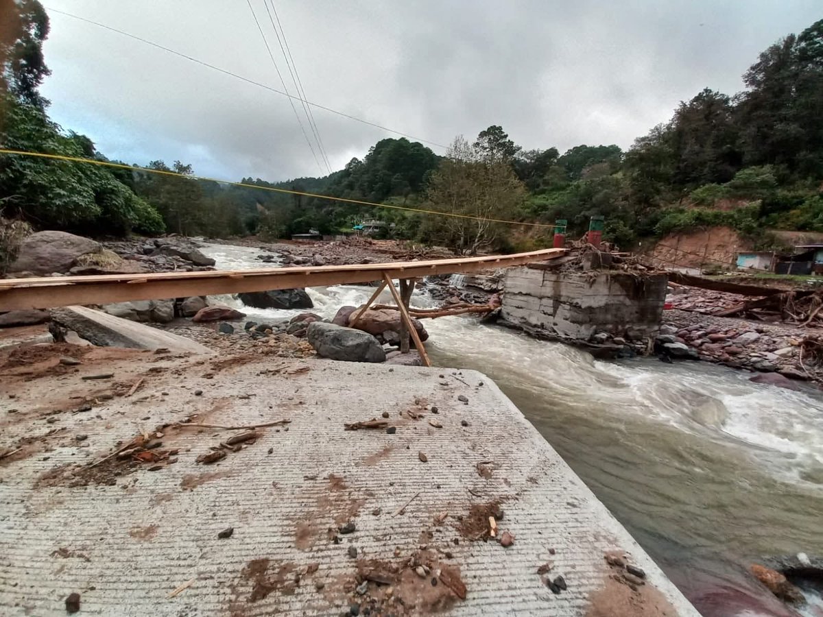 PoderNoticiaPue's tweet image. 🚧 #Entérate Habitantes de Tlalcoyunga, comunidad perteneciente al municipio de Huauchinango, Puebla, iniciaron labores de reconstrucción y rehabilitación de caminos, liberando el acceso a la zona tras los daños ocasionados por las recientes lluvias. 🌧️🤝
@Gob_Puebla @PCGobPue…