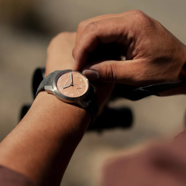 The AERA M-1 Dune is a 39mm field watch with a dusty pink dial inspired by 1960s SAS desert camouflage. Rugged Swiss 904L steel, 42-hour power reserve, Super-LumiNova® hands, and limited to 300 pieces.

Discover it here: rudells.com/aera-m-1-dune

#AeraWatches #M1Dune