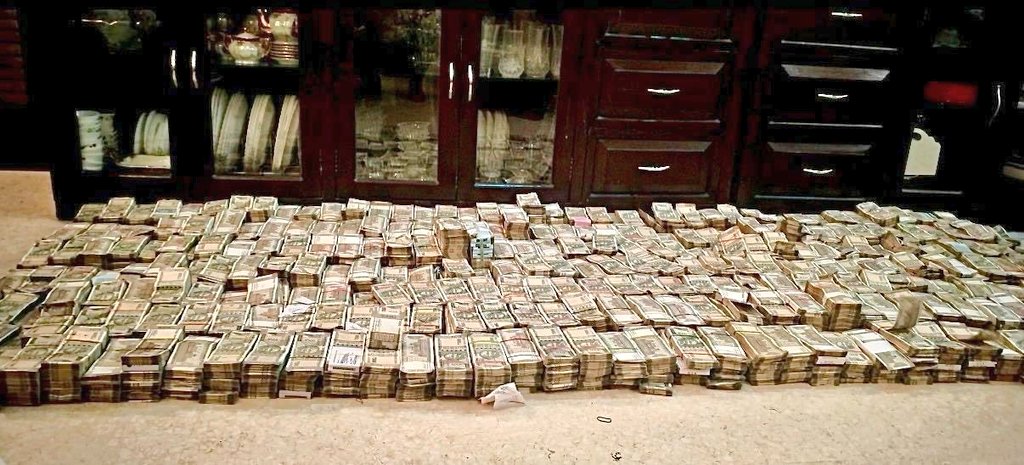 MrSinha_'s tweet image. This much cash has been recovered from Punjab DIG Harcharan Singh Bhullar.....
Gvt officers aren't less corrupt than politicians.. In fact they're worse than them...