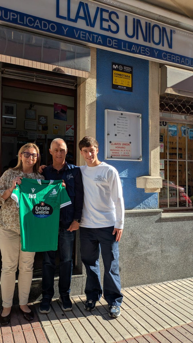Hoxe visitamos ós nosos amigos de <a href="/llavesunion/">Llaves Union</a> para facerlles entrega dunha camiseta asinada por Jacobo.

𝗚𝗥𝗔𝗭𝗔𝗦 por acompañarnos e non perder ningún partido en Riazor!

🔑🏑 💚🤍