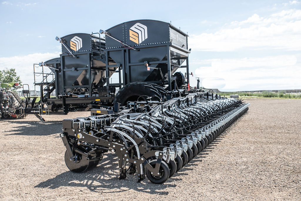 The Ultra SR marked a new era in #CdnAg as the first single rank precision seeding tool on the market. It combines the best in SeedMaster technology: our proven, dual-knife opener and UltraPro ll metering. Check out what's new for MY2026: seedmaster.ca/wp-content/upl…