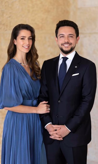 مجوهرات الأميرة رجوة وكيت ميدلتون تجسّدان بأسلوبين مختلفين روح الفخامة الملكية في إطلالتهما.. فهل تتشابه مجوهراتهما؟. اكتشفي تفاصيل مجوهراتهما الملكية وشاركينا: أي إطلالةٍ أعجبتكِ أكثر؟ #كيت_ميدلتون 