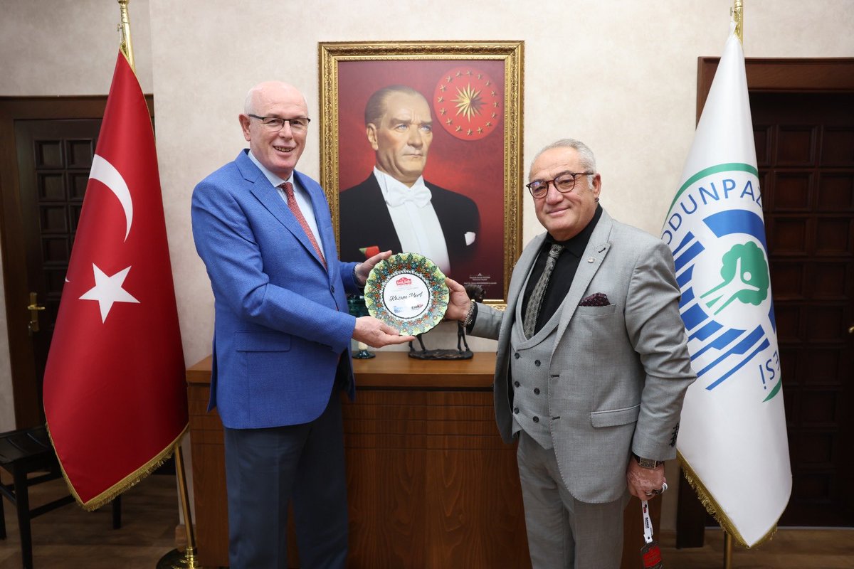 Odunpazarı ESOK Rally, uluslararası arenada motorsporları heyecanına ev sahipliği yaptığımız harika bir organizasyon oldu. Yarışları zirvede tamamlayan sevgili kardeşimiz Buğra Banaz, yine kupaya uzanan Evren Olcay ve Yenal Kaya ile organizasyonun sorumluları Nevzat Aslan, Nedim