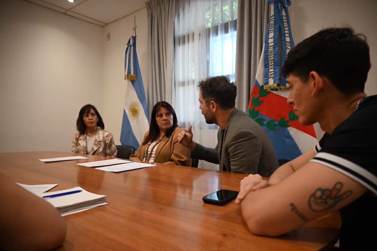GonzaloBecerraD's tweet photo. 🫱🏻‍🫲🏻 Primera charla por el convenio @unlaroficial - Concejo Deliberante junto a la Viceintendenta Mónica Díaz D’Albano, la Dra. Silvana Lara y Cluni De León.
✅ Iniciativa que brindará prácticas preprofesionales a jóvenes universitarios del Depto de Ciencias Sociales, Jrds ! https://t.co/Tusi23cAWP