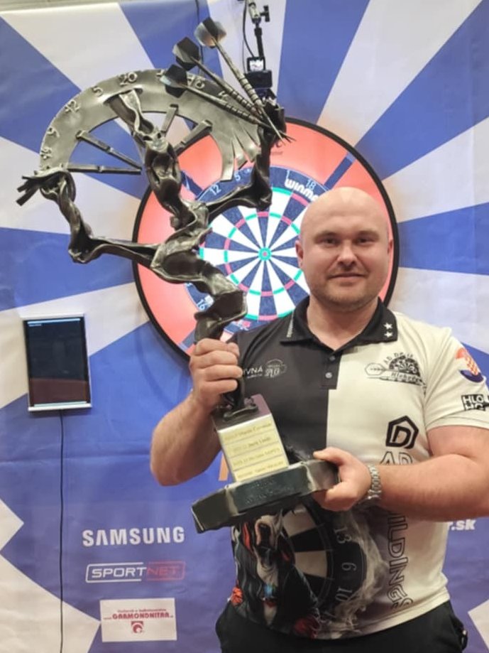 GeilerSport's tweet image. Tomislav Rosandic will make his ET debut tomorrow. He is from Croatia but lives in Slovakia where he won the national champion. And now he is the proud owner of the most avant-garde trophy I ever saw!

YOU BETTER BE NICE ABOUT IT!
#dartzn