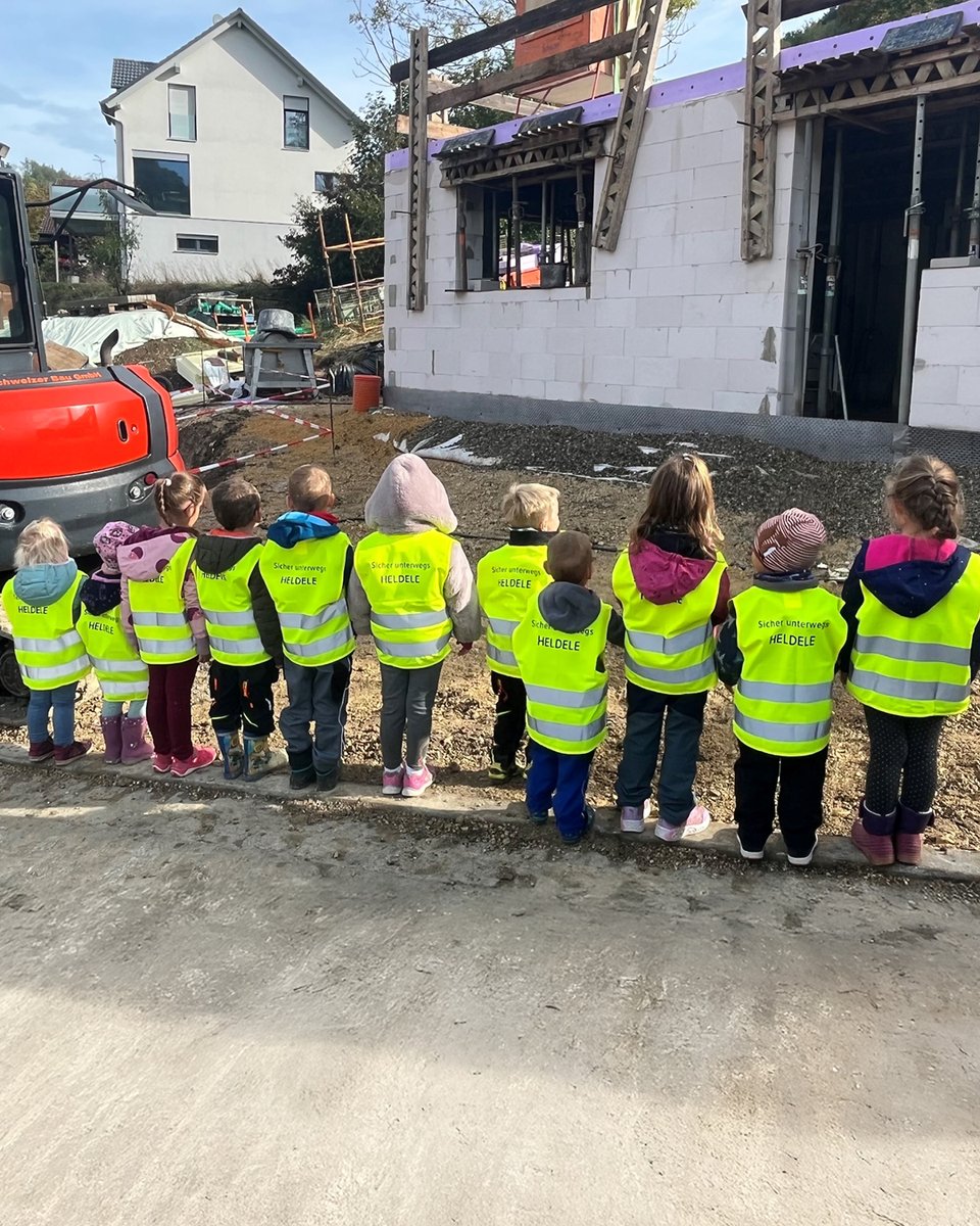 Die ersten Kinder haben ihre Warnwesten erhalten! So sind unsere kleinen Helden für die dunklen Wintermonate gewappnet und zeigen stolz, wie sie nun gut geschützt durch den Straßenverkehr kommen! 🥰

#SicherheitGehtVor #GemeinsamSicher #WarnwestenAktion #HELDELE #HELDELEStiftung