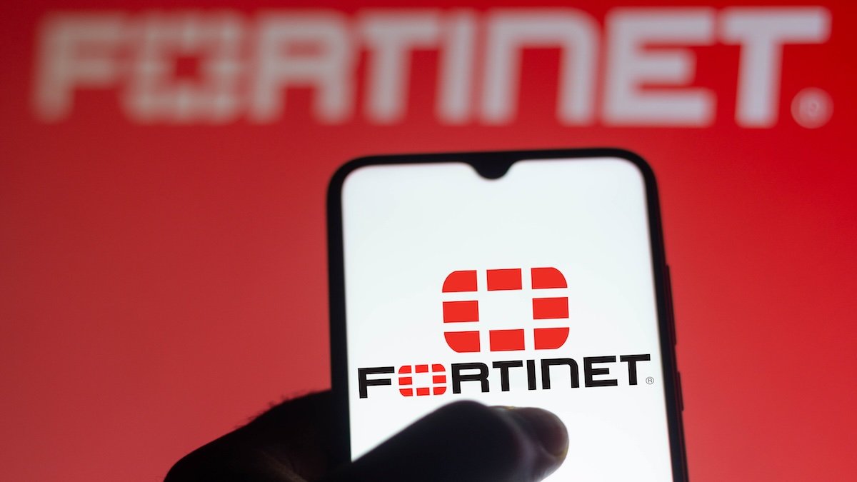 CycuraMX's tweet image. 🛡️ Un error en FortiOS permite a usuarios locales ejecutar comandos como root
Fortinet reveló una vulnerabilidad de severidad alta (CVE-2025-58325) en su sistema operativo FortiOS.
Afecta a múltiples modelos de firewalls y appliances.
Y permite a un atacante local con…