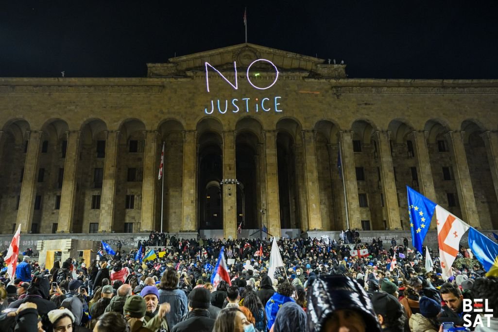 visegrad24's tweet image. 🇬🇪 The Parliament of Georgia has passed new repressive laws targeting the opposition
Under the amendments, attending a rally while wearing a mask or blocking a road is now punishable by administrative detention of up to 15 days, and organizers face up to 20 days. Changes to the…