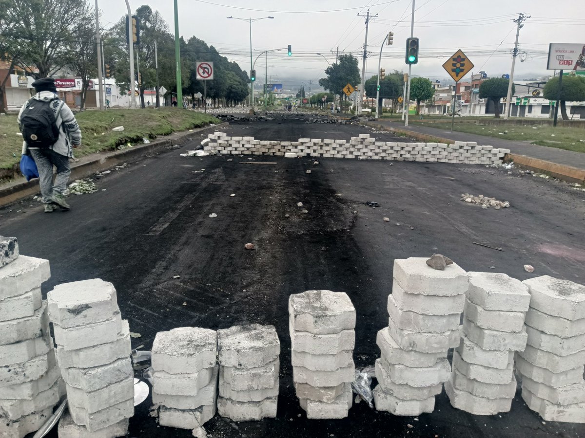 Existen muchas resoluciones sin confirmar,no demos por sentado que el paro ha terminado. Las vías siguen cerradas en la parte norte.
Los cabildos de muchas comunidades se encuentran en asambleas en estos momentos.  Hay puntos donde se han levantado al día de hoy fuera de Imbabura