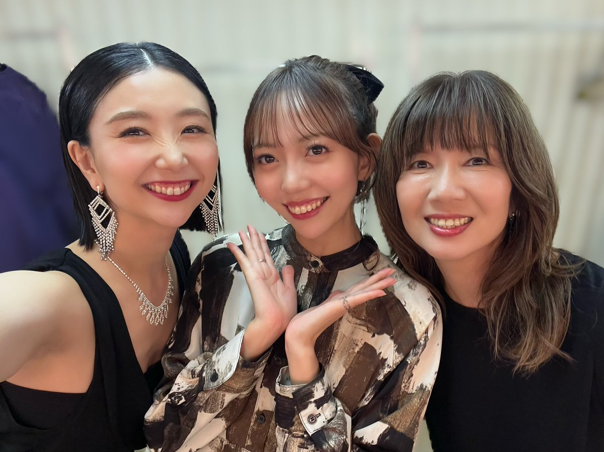 昭和100周年記念㊗️
『ザショウワフォーシーズンズ』無事、開幕致しました🔥
MCのm.c.A・Tさんも最高！
本当に素晴らしいアーティストの方々とご一緒出来て頬が若干筋肉痛です。袖でもたくさん踊ったぁー✨音楽は世代を超えますね。私は２３日に出演致します！昭和100年盛り上げていきましょー！