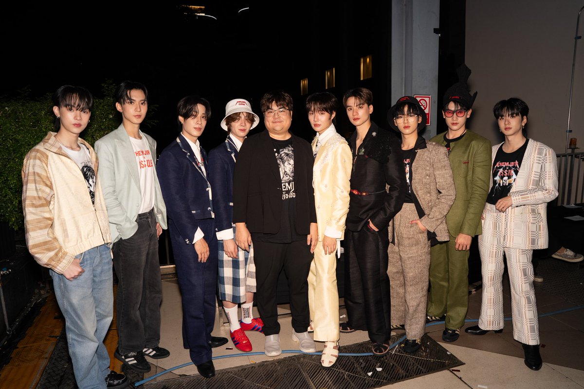 ขอขอบคุณ <a href="/issuethailand/">ISSUE THAILAND</a> และ <a href="/Siam_Paragon/">SiamParagon</a> ที่ให้เกียรติ “เก่ง” “น้ำปิง” “เติ้ล” “เฟิร์สวัน” “ปัง” และ “แพทจิ” ได้มาร่วมเป็นส่วนหนึ่งของโชว์สุดพิเศษในวันนี้นะคะ 🥰

ขอขอบคุณแฟน ๆ ทุกคนที่มาเจอกัน รวมถึงแฟน ๆ ที่ส่งกำลังใจมาให้หนุ่ม ๆ ดูมันดิด้วยนะคะ 🫶🏻✨️

KHEMJIRA AT SIAM