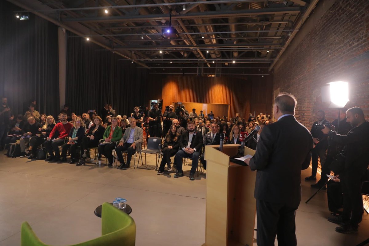 Çocuklarımız sadece geleceğimizin değil bugünümüzün de asıl sahibi.

Genel Başkan Yardımcımız Suat Özçağdaş’ın düzenlediği “Sağlıklı Beslenme ve Temiz Suya Erişim Her Çocuğun Hakkı” paneline katıldık.

Haksızca tutuklu bulundukları hücrelerde bile çocuklarımız için çalışmaya