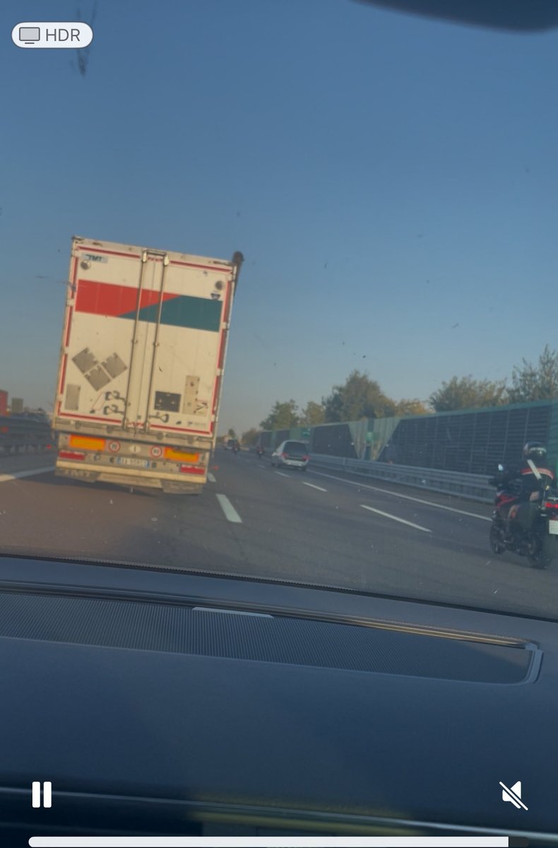 jacken2012's tweet image. Appena trovate in autostrada le tre barre di tre Carabinieri uccisi a Castel d’Azzano in provincia di Verona, scortate da colleghi in moto che stavano portando a Padova per i funerali di Stato onore all’Arma dei @_Carabinieri_ . 🙏
