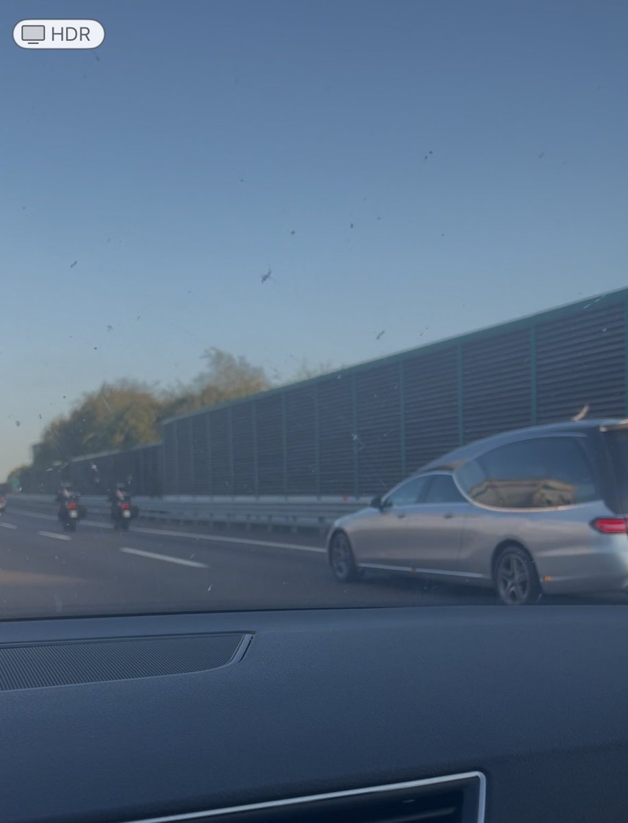jacken2012's tweet image. Appena trovate in autostrada le tre barre di tre Carabinieri uccisi a Castel d’Azzano in provincia di Verona, scortate da colleghi in moto che stavano portando a Padova per i funerali di Stato onore all’Arma dei @_Carabinieri_ . 🙏