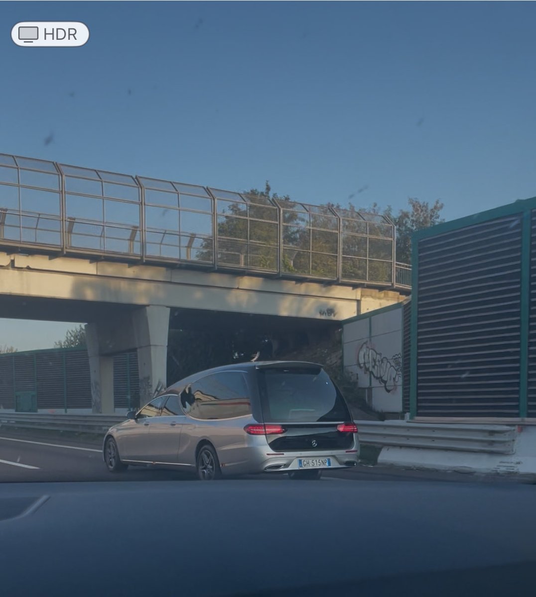 jacken2012's tweet image. Appena trovate in autostrada le tre barre di tre Carabinieri uccisi a Castel d’Azzano in provincia di Verona, scortate da colleghi in moto che stavano portando a Padova per i funerali di Stato onore all’Arma dei @_Carabinieri_ . 🙏