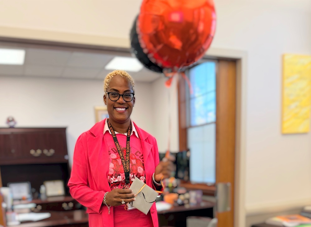 𝐇𝐚𝐩𝐩𝐲 𝐍𝐚𝐭𝐢𝐨𝐧𝐚𝐥 𝐁𝐨𝐬𝐬𝐞𝐬 𝐃𝐚𝐲 𝐭𝐨 𝐒𝐮𝐩𝐞𝐫𝐢𝐧𝐭𝐞𝐧𝐝𝐞𝐧𝐭 𝐃𝐫. 𝐀𝐭𝐢𝐲𝐚 𝐘. 𝐏𝐞𝐫𝐤𝐢𝐧𝐬 — 𝐓𝐡𝐞 𝐇𝐞𝐚𝐫𝐭, 𝐕𝐢𝐬𝐢𝐨𝐧, 𝐚𝐧𝐝 𝐕𝐨𝐢𝐜𝐞 𝐁𝐞𝐡𝐢𝐧𝐝 𝐋𝐢𝐧𝐝𝐞𝐧’𝐬 𝐑𝐎𝐀𝐑! lindenps.org/o/sms/article/…