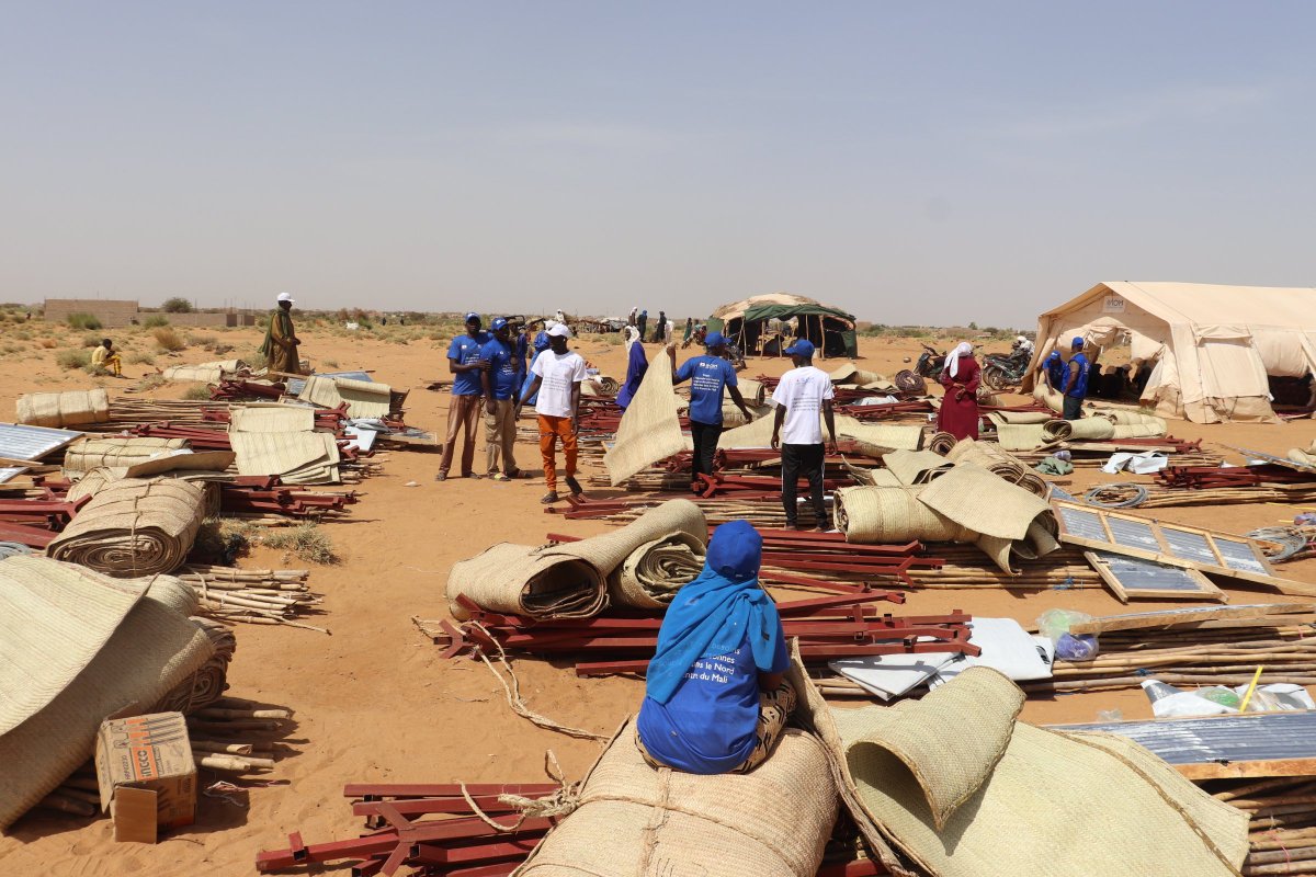 Distribution par l’OIM de 100 kits d’abris transitoires au profit de ménages déplacés internes à Gao, Gounzourey et Amchawadj, avec l’appui du 🇯🇵 Gouvernement du Japon.
