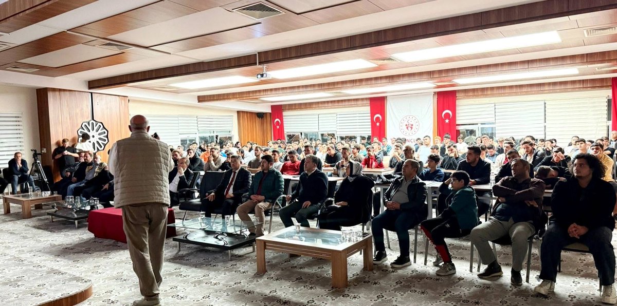 Kudusgonulluler's tweet photo. Başkanımız Av. Fevzi KONAÇ; Kayseri Üniversitesi KYK Öğrenci Yurdunda gençlerimize Kudüs Davamızı anlattı. https://t.co/wRmckJQpuY