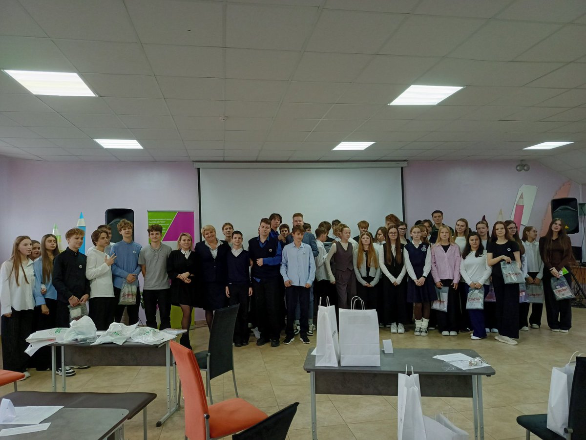 up_uin's tweet image. ФинКвест: Старт твоего успеха состоялся!

В средней школе №52 Фрунзенского района прошел захватывающий квест по финансовой грамотности для старшеклассников, который собрал 50 самых амбициозных и находчивых учащихся 10-11 классов.