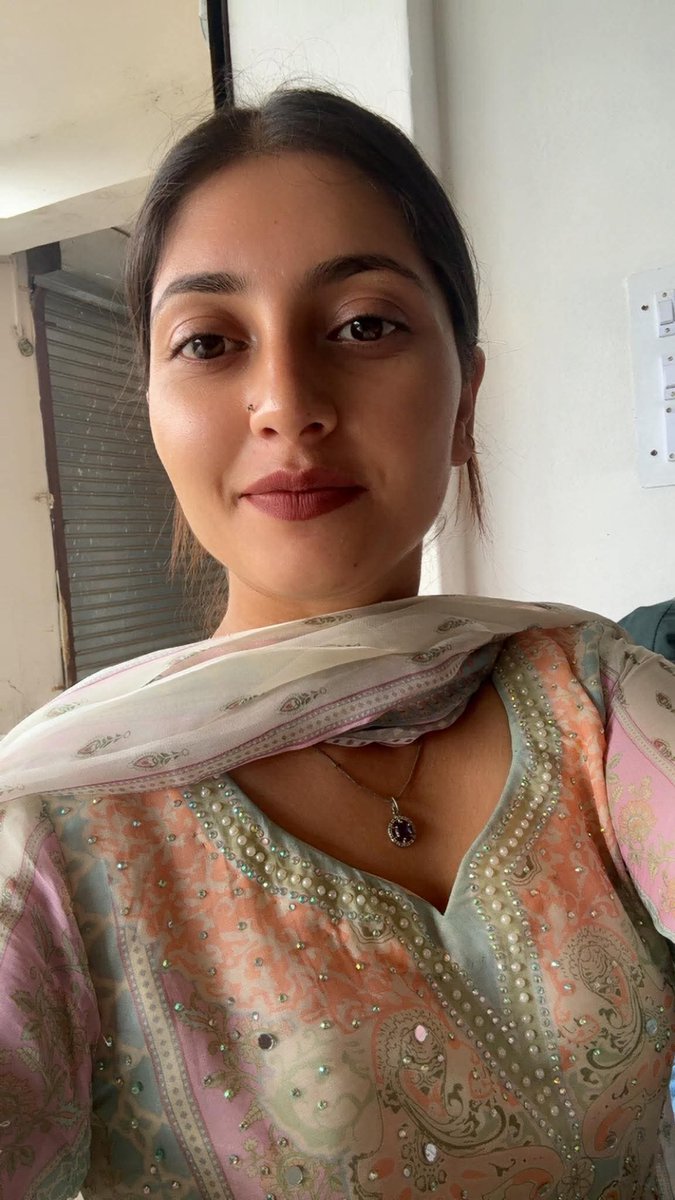 "तुम्हें देखूं न तो जिया घबराए!!😉🤦
कैसे हो आप सब...!

और...सुनो ....🙋  "दिल में जो बात हो कह दिया करो.. हल्का हल्का सा महसूस होगा!!🥰