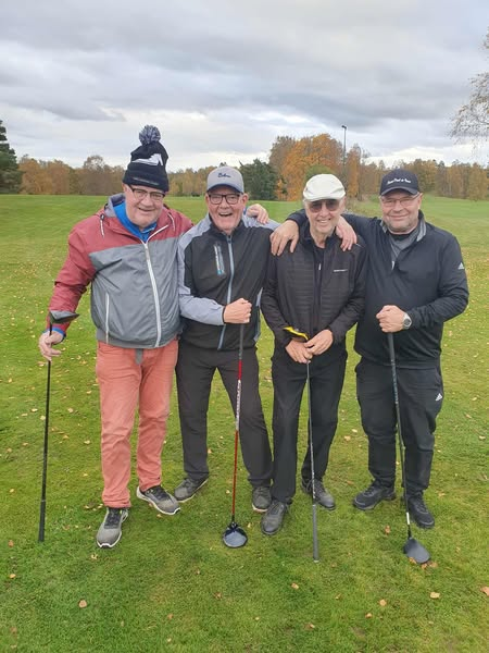 Jag brukar säga att hur dålig golfspelare man än är så går det att slå en hole-in-one. Med skicklighet eller tur.
Idag hade jag turen på min sidan när bollen smög i hålet på hål 10, Billingens GK.
Åsyna vittnen var ett rutinerat gäng. Jörgen Nyman, Mats Magnusson, Kenny Persson.