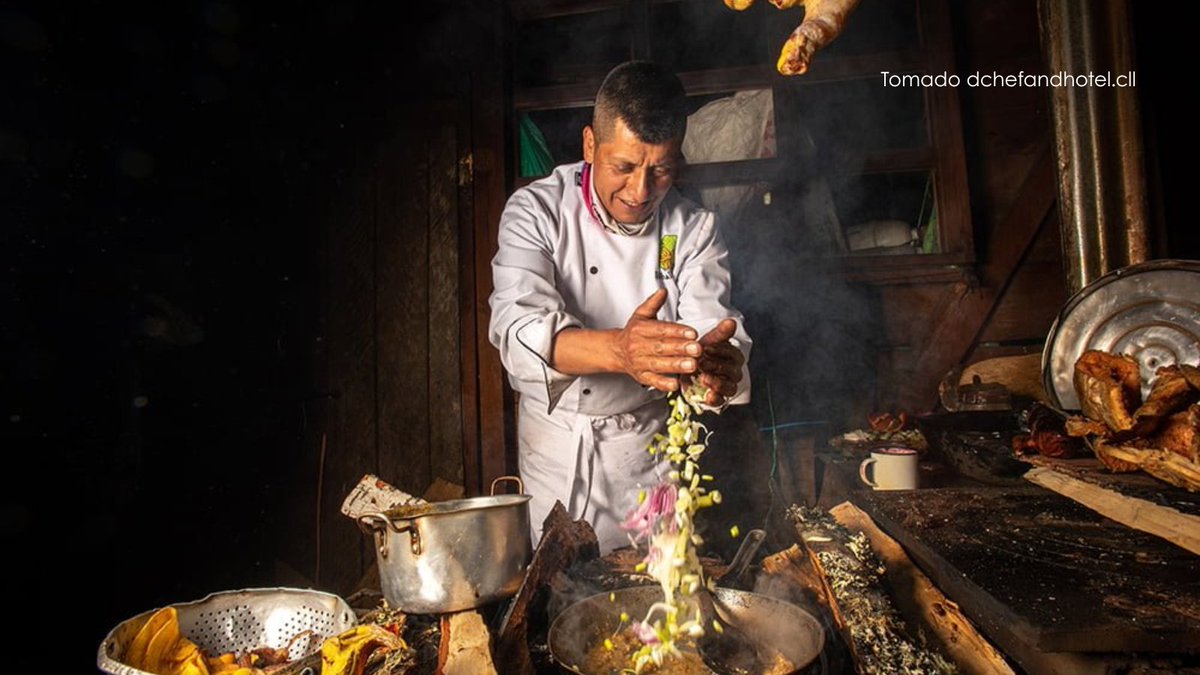 PROCOLOMBIACO's tweet photo. #RelatosDeBelleza | 🍲 En la Laguna de La Cocha, Nariño, la tradición se sirve en cada plato. El restaurante Naturalia, liderado por el cocinero Quillasinga Aníbal Criollo, rescata la gastronomía ancestral como un acto de identidad y sostenibilidad en #ElPaísDeLaBelleza 🇨🇴. Vía @NoticiasRCN 👉 https://t.co/D5VTh06GDx