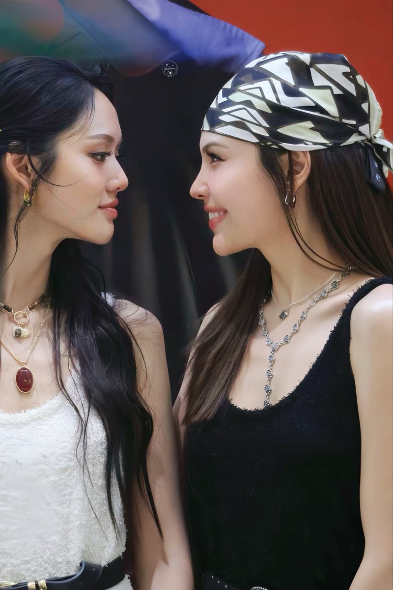 i don't know what's more fascinating about this the way lookmhee is looking at sonya or sonya's smile looking at lookmhee 😭😭😭