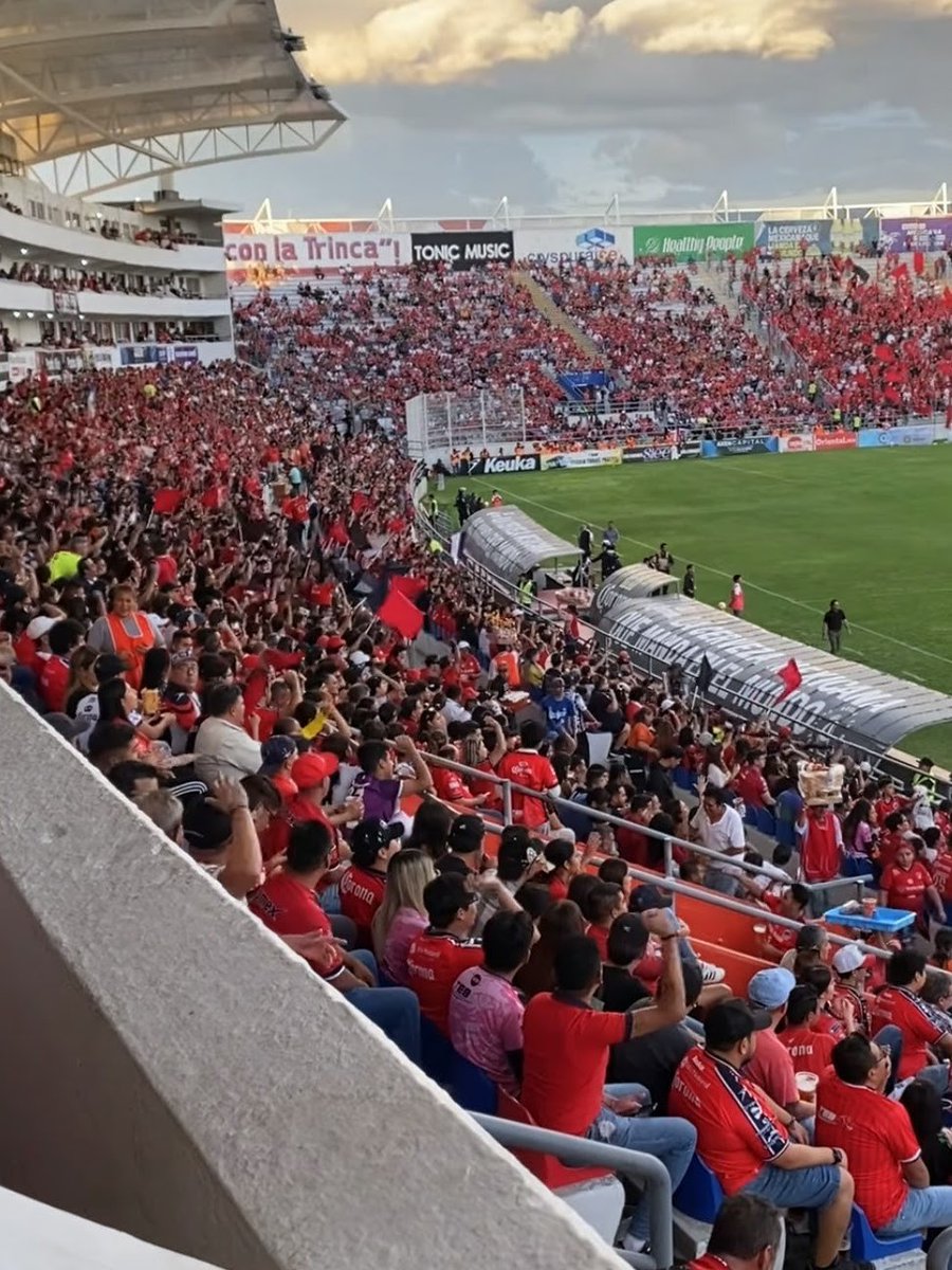 Así los juegos en el Sergio León Chávez, de Irapuato.
La Trinca tiene afición.