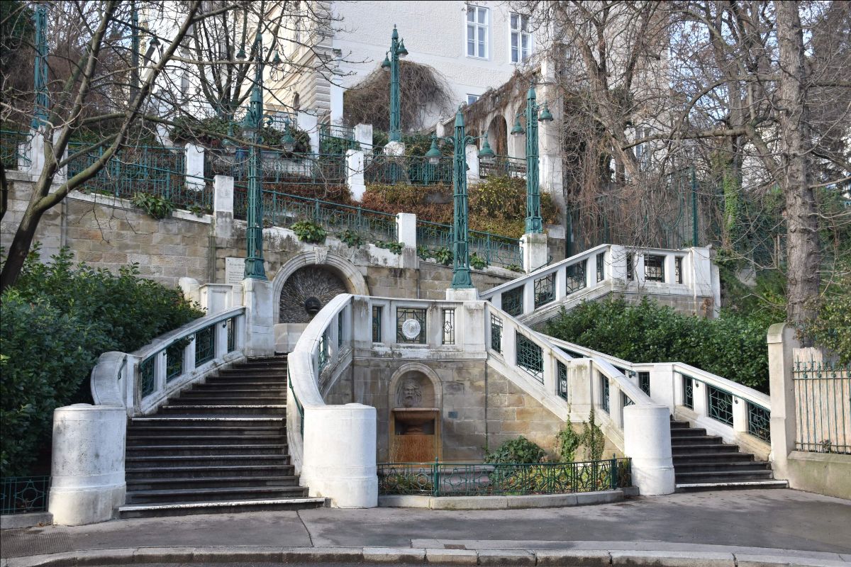 The Urban Explorer/Only In Guides Newsletter - October 2025 - mailchi.mp/514622852d3c/t…
Only in Boston; 9 Lost Cities; The Misunderstood Dodo; The Strudlhof Steps, Vienna; Testing ChatGPT; Jane Goodall RIP.
Newsletter sign-up at duncanjdsmith.com