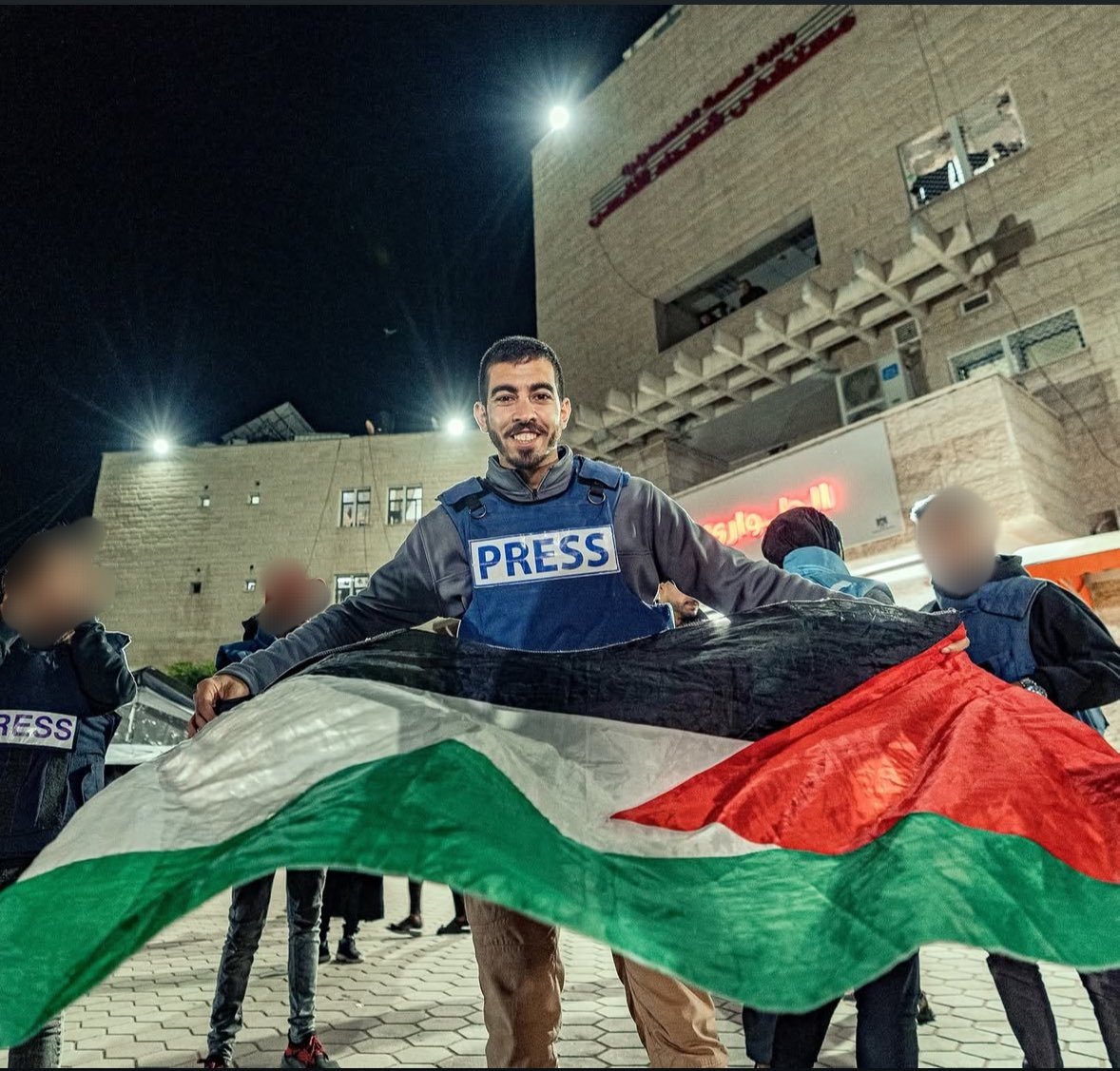 martyrdom_313's tweet photo. شهید مهدی زین الدین:
هرگاه شب جمعه شهدا را ياد کرديد آنها شما را نزد سیدالشهداء(ع) یاد می كنند ..

شب جمعه است؛ امام وشهدا را یادکنیم با قرائت فاتحه وذکر صلوات ...

الّلهُمَّ صَلِّ عَلَی مُحَمَّدٍ وَ آلِ مُحَمَّدٍ وعَجّل فَرَجَهم ...

#شب_زیارتی
#عند_ربهم_یرزقون
@Tabtil_1 https://t.co/aYYoEbG1xV
