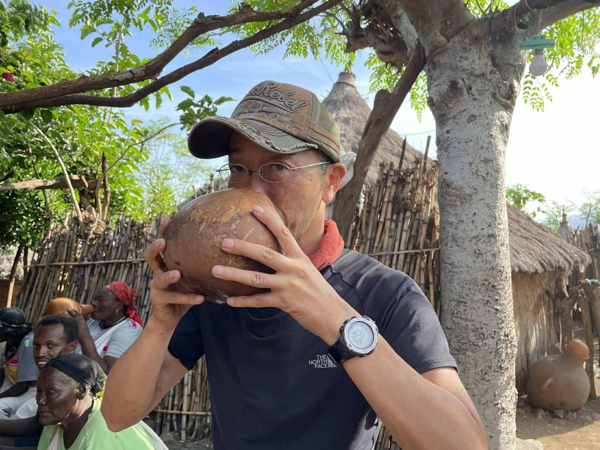 kanda_bookcamp's tweet image. 神田小川町BOOK CAMP 
  ラストは『酒を主食とする人々』が話題の高野秀行さんが登場。

「誰も行かないところへ行き、誰もやらないことをやり、誰も書かない本を書く」をモットーに、徹底的な取材と構成力で質の高い作品を生み出している高野さんのお話を伺います。 ＃BOOKCAMP  #BOOKMEETSNEXT