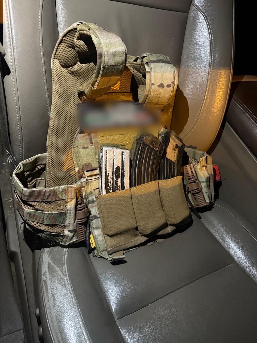Elementos Estatales aseguraron en Teocaltiche tres vehículos  con reporte de robo, una  arma de fuego larga y diverso equipo táctico que presuntamente pertenecen a una grupo generador de violencia en la región.