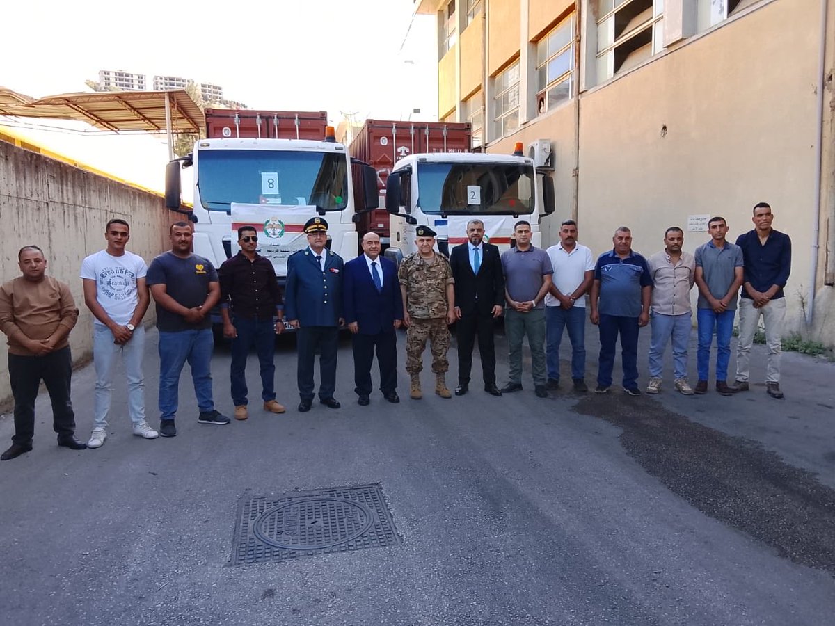 خلال استقبالي - يرافقني القنصل محمد محادين-قافلة القوات المسلحة الاردنية المحملة بالمساعدات للجيش اللبناني مع ممثل قائد الجيش العميد عامر عامر والعميد جوني عقل مدير اللواء اللوجستي، واللذين عبرا عن جزيل الشكر والامتنان لجلالة الملك المعظم ، على دعم جلالته  المستمر  للبنان .