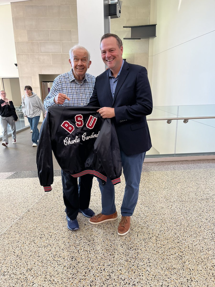 PacersJJ's tweet image. Celebrated @BallState Homecoming week by talking to TCOM legend (and big Charlie Cardinal Fan) Dr. Joe’s class. Also got a @bsusportslink tour from @BallStateCT. Just incredible work being done by their students. Even saw the @PatBoylanPacers honorary edit station.