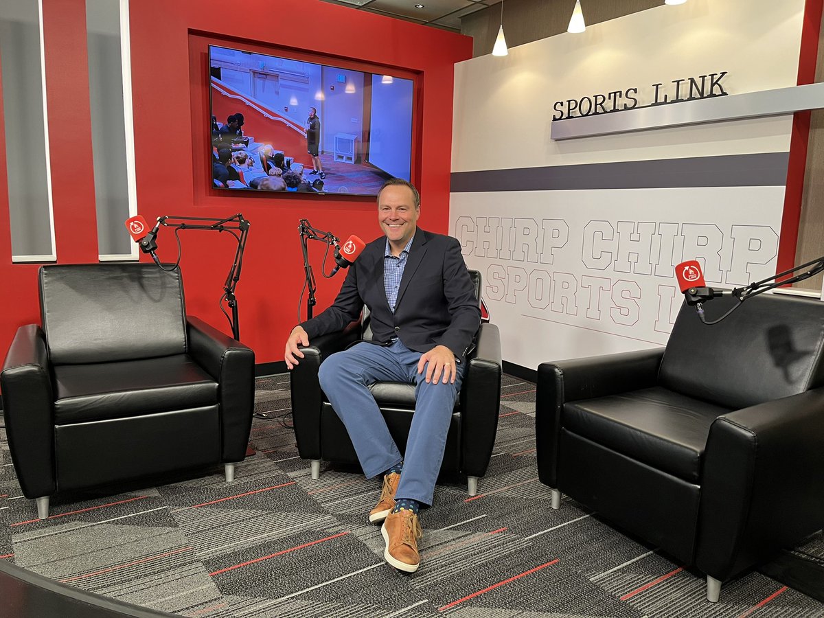 PacersJJ's tweet image. Celebrated @BallState Homecoming week by talking to TCOM legend (and big Charlie Cardinal Fan) Dr. Joe’s class. Also got a @bsusportslink tour from @BallStateCT. Just incredible work being done by their students. Even saw the @PatBoylanPacers honorary edit station.