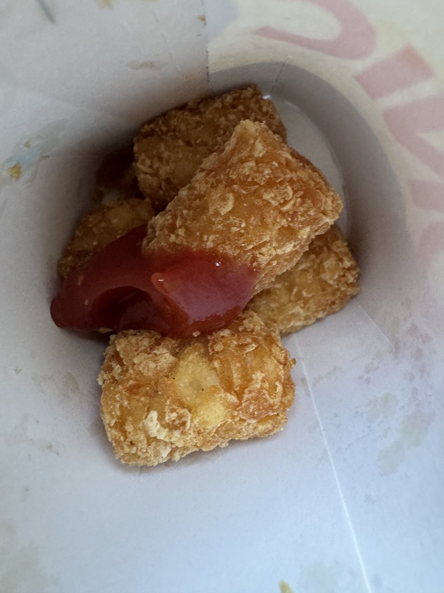 RoadTourMag's tweet photo. Ketchup, the only thing making these @sonicdrivein tater tots bearable. It’s like they were overcooked, and they’re cold. 

Please do better. 

#fastfoodfail #sonic #qsr #badfood #badservice https://t.co/XxHittr2mc