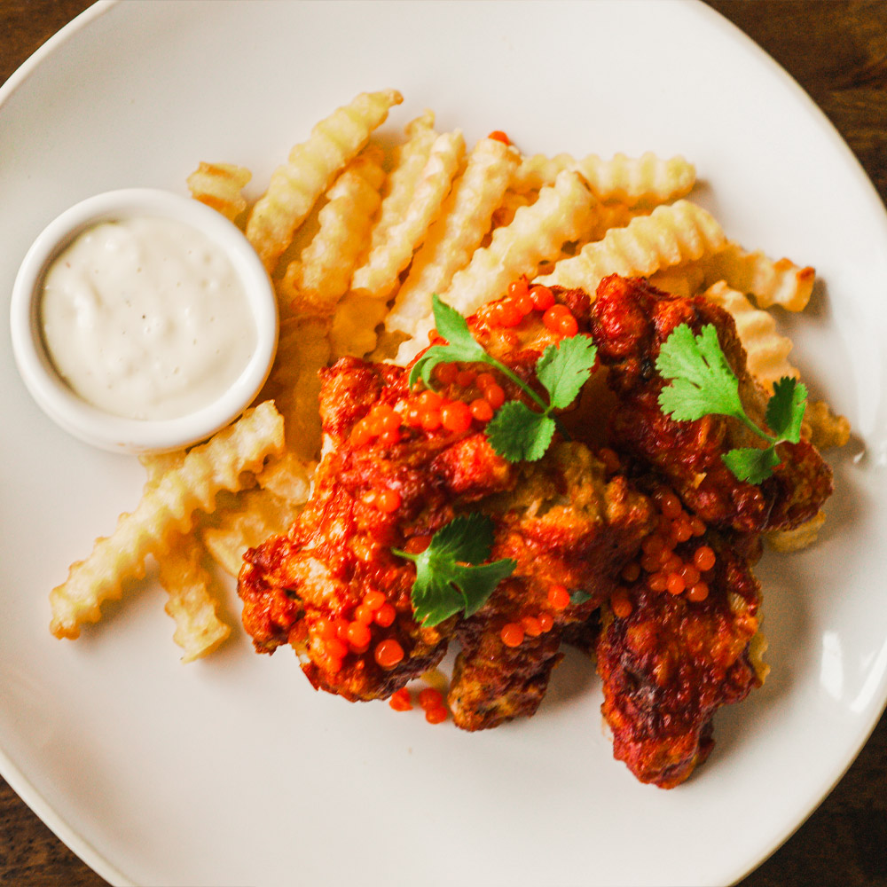 spherificator's tweet image. Crispy wings and golden fries, now with buffalo sauce pearls for a punch of heat in every bite 🍗🔥 #WingsAndFries #BuffaloPearls #Spherificator #TheSpherificator #Spherification #MolecularGastronomy #NextLevelSnacks #FlavorExplosion #GourmetWings #CreativeToppings #SpicyEats