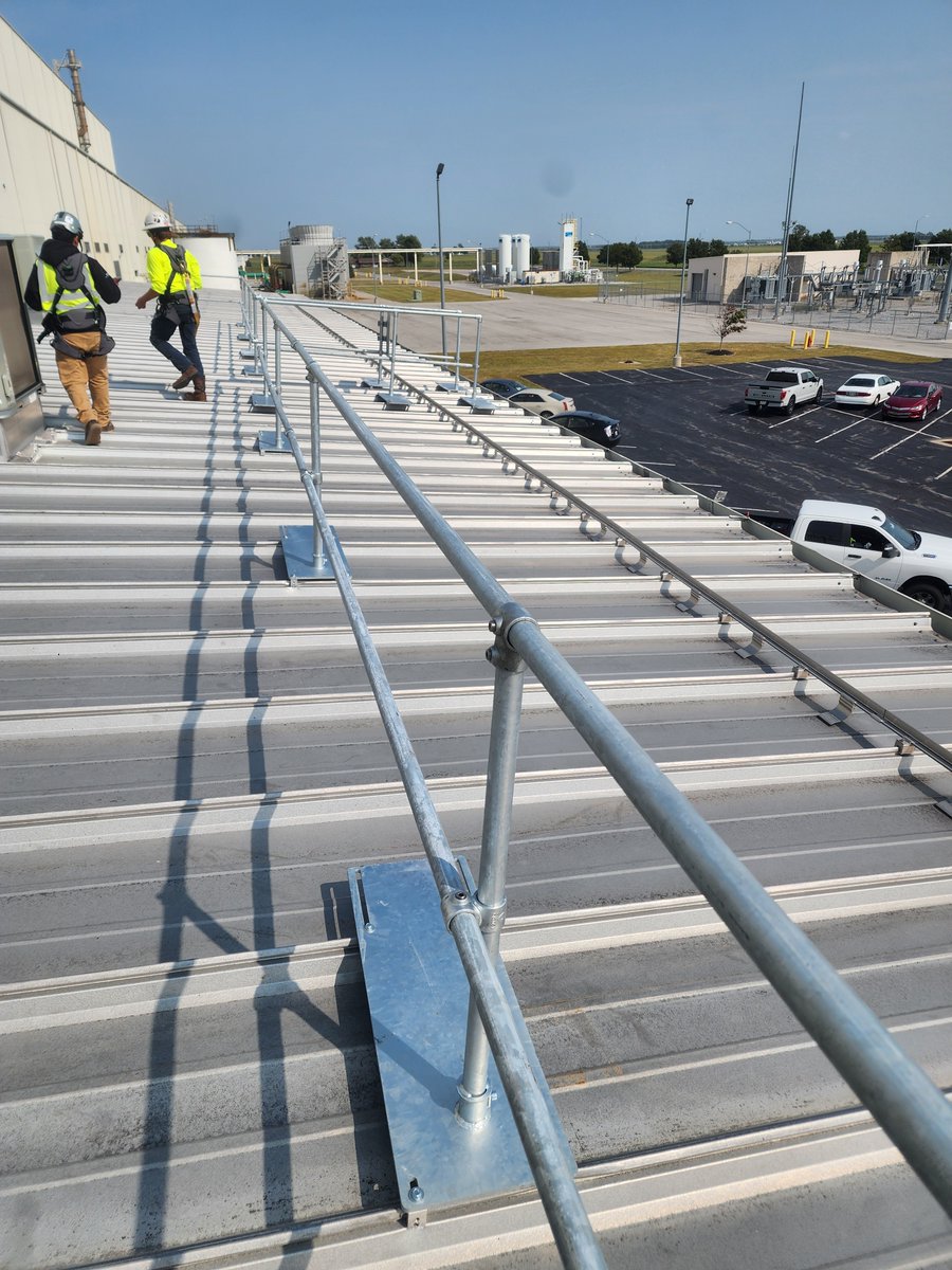 EDGEFallProtect's tweet image. Safety, delivered by helicopter. 🚁🦺
EFP partnered with PROTEC Coating Company!
#EDGEFallProtection #SafetyFirst #FallProtection #RoofSafety #HelicopterLift