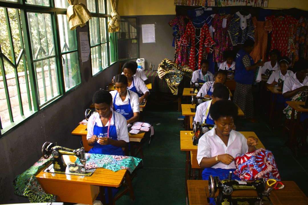 Umusore wirwanyeho tweet media