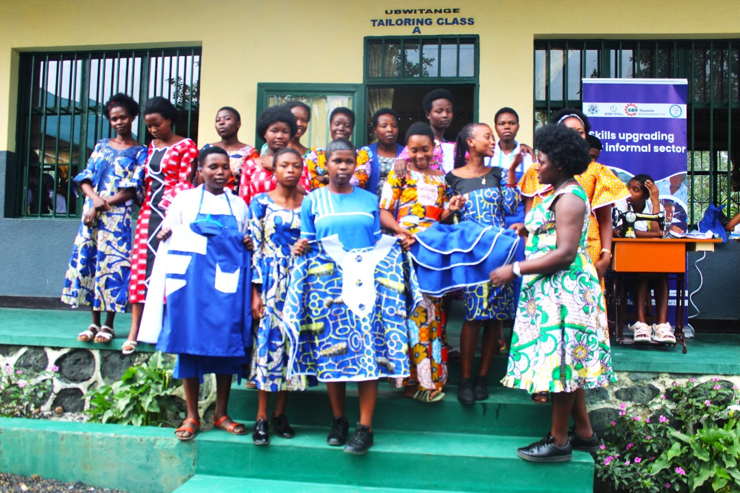 Umusore wirwanyeho tweet media