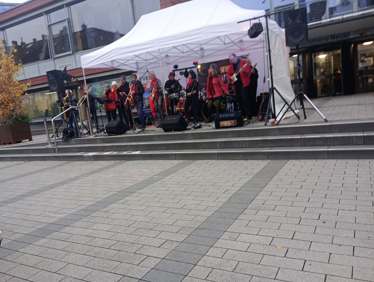 Saisonabschluss Musik auf der Rathaus Treppe in Beuel. Funkeleven, der Name ist Programm 😎