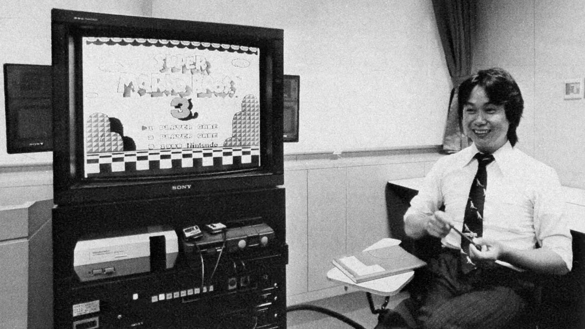 supersisi_'s tweet image. Shigeru Miyamoto with an early version of Super Mario Bros 3 at Nintendo, Kyoto 1988