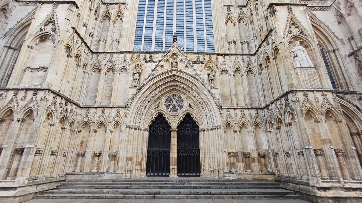 York Minster is regarded as the largest medieval Gothic Cathedral north of the Alps🏰
The building boasts a variety of architectural styles after taking 252 years to construct💎
Work began with the South Transept in 1220 and the building was declared finished in 1472⛏️