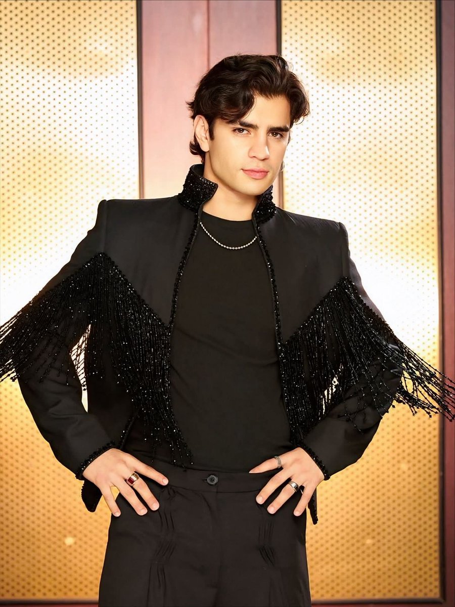 baldozambrano01's tweet photo. #AaronMercury debuta como modelo en desfile del diseñador mexicano #Mitzy 👑✨
Aarón fue invitado al más reciente desfile del diseñador Jorge García Cárdenas, mejor conocido como Mitzy dónde fue “coronado” por el diseñador, en un momento que emocionó a todos los presentes. https://t.co/6S4y0m2X26